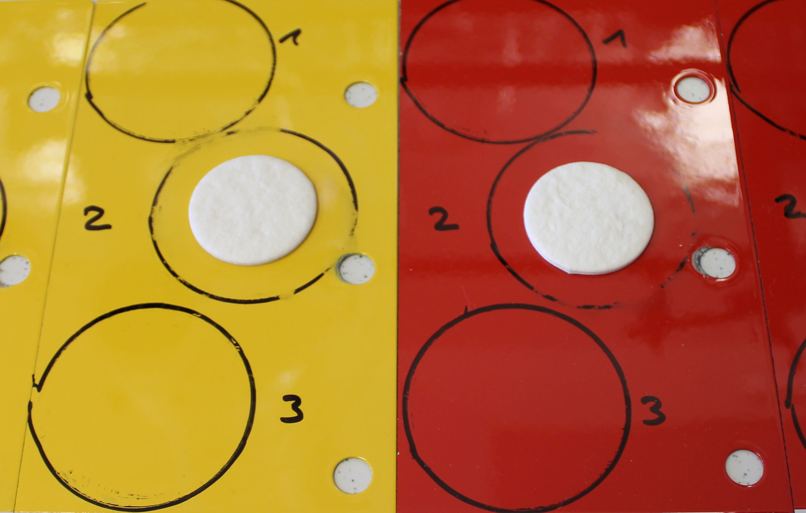 Chemical resistance test: Selected everyday chemicals affect the coating for a certain period of time, after which it is tested for changes (e.g. stains, discoloration, gloss changes).